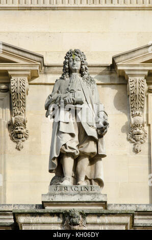 Parigi, Francia. Palais du Louvre. Statua nella cour Napoleon: Jean Racine (Jean-Baptiste Racine, 1639 - 1699), drammaturgo francese, poeta e commediografo Foto Stock