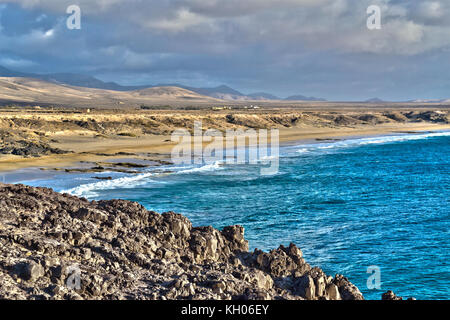 Vista di El Cotillo costa, con i suoi spettacolari canyon e le onde che si infrangono sulle scogliere e spiagge di sabbia bianca, Fuerteventura, Isole canarie, Spagna Foto Stock