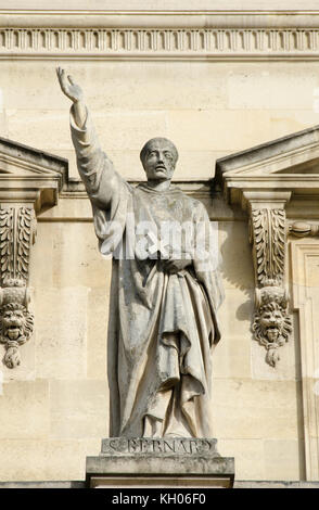 Parigi, Francia. Palais du Louvre. Statua nella cour Napoleon: san Bernardo di Chiaravalle (1090 - 1153) abate francese e reformer primario di Ciste Foto Stock