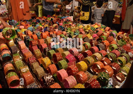 Una bancarella vendendo schiave prima del festival di Karva Chauth in Panchkula, Haryana, India Foto Stock