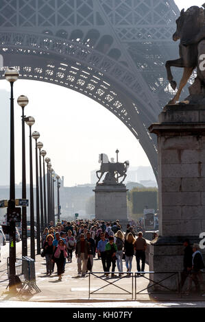 La Francia. Parigi (75), 16TH ARR, turisti AI PIEDI DELLA TORRE EIFFEL Foto Stock