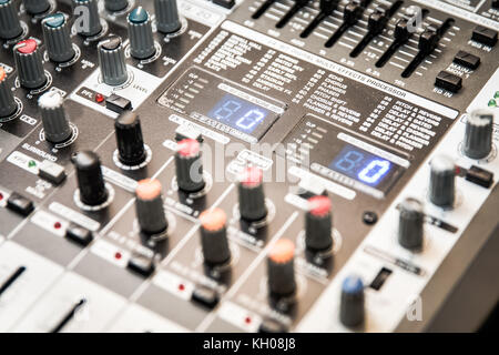 Immagine del musical amplificatore amplificatore audio o musica mixer con manopole, fori di jack e connettori per microfono Foto Stock