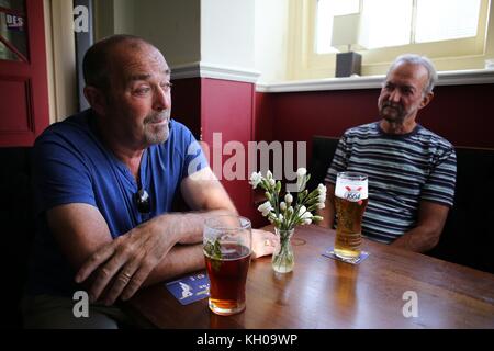 I clienti abituali che si diverte in Cleveland Arms Pub in Brighton. Foto di James Boardman Foto Stock