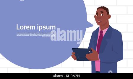 African American businessman holding tablet parlare grande bolla di chat con testo spazio di copia Illustrazione Vettoriale