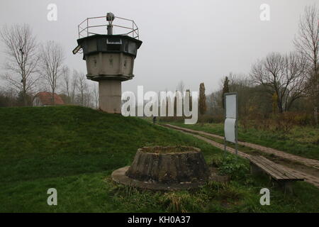 Hötensleben, Germania - 9 Novembre 2017: una vecchia torre di avvistamento della RDT le guardie di frontiera al confine Memorial Hötensleben. In Germania la caduta del muro su 9 Foto Stock