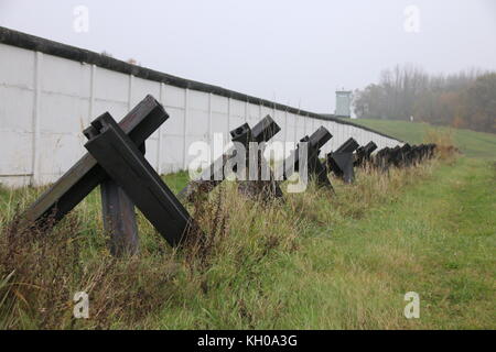 Hötensleben, Germania - 9 Novembre 2017: le trappole del serbatoio al confine Memorial Hötensleben. Esso mostra caratteristico sistema di barriera eretta dalla RDT bord Foto Stock