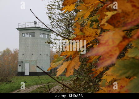 Hötensleben, Germania - 9 Novembre 2017: una vecchia torre di avvistamento della RDT le guardie di frontiera al confine Memorial Hötensleben. In Germania la caduta del muro su 9 Foto Stock