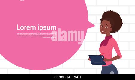 African American imprenditrice azienda tablet parlare grande bolla di chat con testo spazio di copia Illustrazione Vettoriale