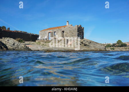 Vecchia casa pietroso sulla riva del mare Mediterraneo, cadaques, costa brava catalogna Foto Stock