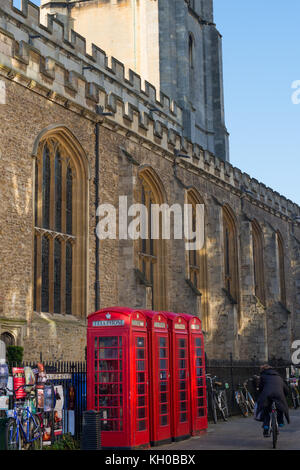 Tradizionale in rosso British cabine telefoniche da una grande chiesa di Santa Maria in città universitaria di Cambridge, UK. Foto Stock