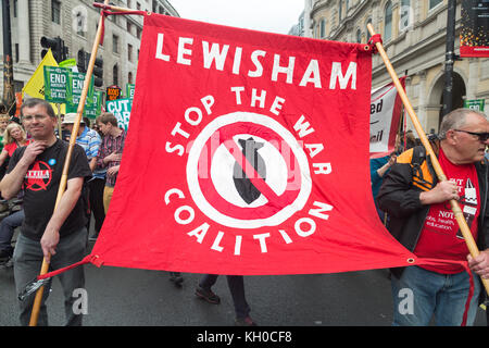 I manifestanti che portano cartelli e striscioni anti-austerità sono raffigurati a partecipare a una marcia anti-austerità e a una manifestazione nel centro di Londra. Qui membri della Coalizione Stop the War di Lewisham. Foto Stock