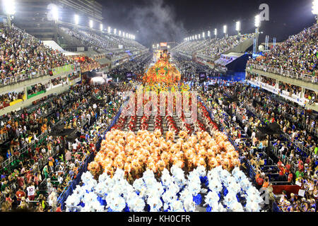 Migliaia di partecipanti ballano al ritmo dei battimenti di carnevale durante la scuola di samba Beija-Flor coulourful al Sambodromo al Carnevale di Rio 2014. Brasile 03.03 2014. Foto Stock