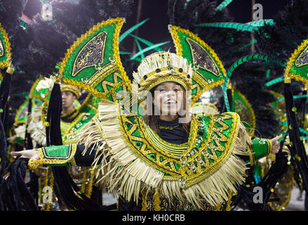 Una ballerina e musicista samba della scuola di samba, la sfilata Império de Tijuca, vestita di costumi di carnevale e danze al Sambodromo. Brasile 03.03.2014. Foto Stock