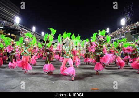 Migliaia di partecipanti ballano al ritmo dei battimenti di carnevale durante la variopinta sfilata di Mangueira presso il Sambodromo al Carnevale di Rio 2014. 03.03 2014. Foto Stock