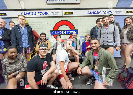 "No pantaloni giorno" i partecipanti line up per una foto di gruppo a l'annuale "senza pantaloni di metropolitana" nella metropolitana di Londra. Foto Stock