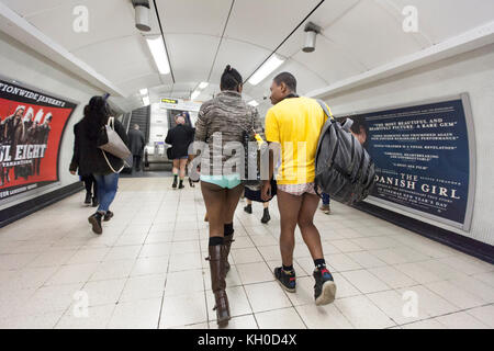 Molti dei passeggeri a Londra nel tubo aveva una sorpresa e una buona risata quando un grande gruppo di persone senza pantaloni inserito il tubo del "no pants subway ride" 2016. Foto Stock