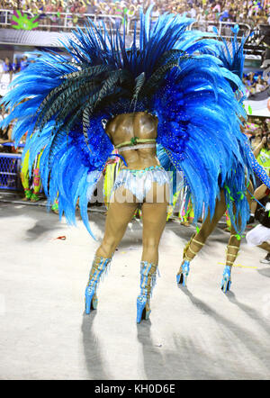 Ci vuole molta energia e formazione per diventare un grande ballerino di samba e per sfilare al Sambodromo come questa ballerina della scuola di samba di Mangueira. Brasile 03.03 2014. Foto Stock