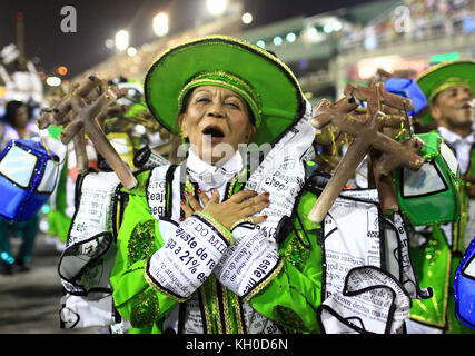 Una ballerina samba della scuola samba São Clemente è vestita di costumi e danze carnevale al ritmo emozionante della musica carnevale al Sambodromo. 03.03 2014. Foto Stock