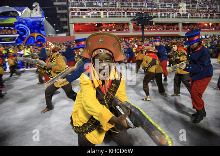 Migliaia di partecipanti ballano al ritmo dei battimenti di carnevale durante la scuola di samba São Clemente, variopinta sfilata al Sambodromo al Carnevale di Rio 2014. 03.03 2014. Foto Stock