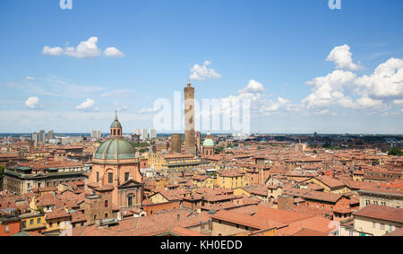 Vista dalla basilica di San Petronio sul centro di Bologna, emilia romagna, italia, con le famose Due Torri e la cupola del santuario de santa m Foto Stock