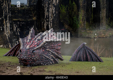 Dragon nel parco del castello, Caerphilly, South Wales, Wales, Regno Unito Foto Stock