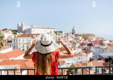 Donna in viaggio a Lisbona, Portogallo Foto Stock