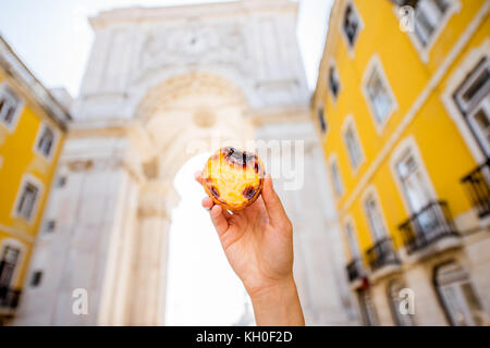 Azienda pastel de nata torta all'aperto Foto Stock