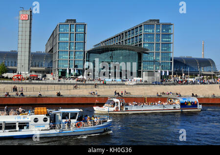 Tour barche sul fiume Spree prima Hauptbanhof stazione ferroviaria,, Berlino Germania Foto Stock