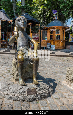 TBILISI, GEORGIA, EUROPA ORIENTALE - uomo che tiene in mano una scultura di corno conosciuta come Tamada toastmaster delle feste georgiane, nel settore della città Vecchia. Foto Stock