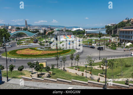 Tbilisi, Georgia, Est Europa - Vista sul parco rike e cable car terminal verso il ponte di pace. Foto Stock