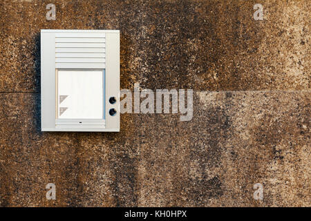 Interfono su un muro di pietra, spazio di copia Foto Stock