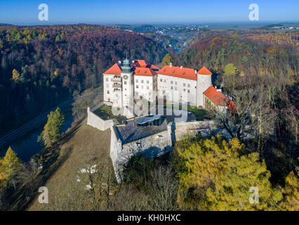 Storico castello pieskowa skala vicino a Cracovia in Polonia. vista aerea in caduta. Foto Stock