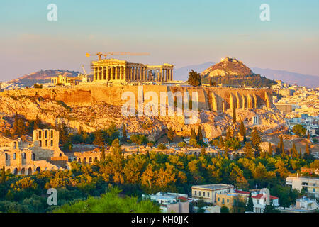 L'acropoli e la vista panoramica sulla città di Atene in Grecia la sera Foto Stock