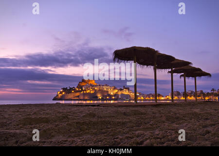 Peñiscola,Costa de Azahar,Comunità di Valencia Spagna.The vista preziosa di Peniscola vecchia alba e hius medeval castello Foto Stock