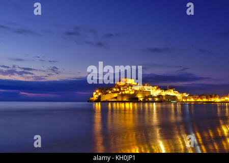 Peñiscola,Costa de Azahar,Comunità di Valencia Spagna.The vista preziosa di Peniscola vecchia alba e hius medeval castello Foto Stock