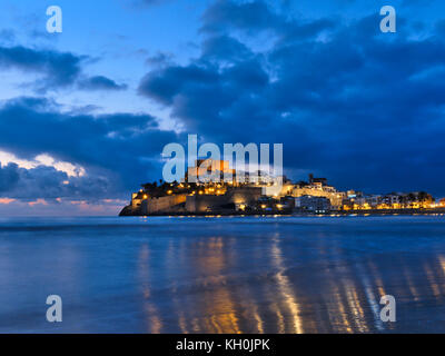 Peñiscola,Costa de Azahar,Comunità di Valencia Spagna.The vista preziosa di Peniscola vecchia alba e hius medeval castello Foto Stock