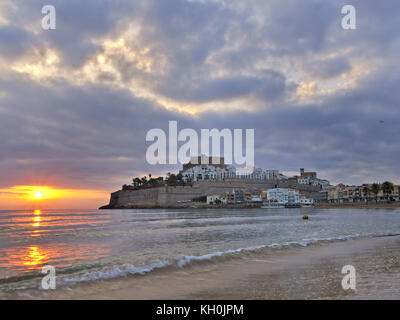 Peñiscola,Costa de Azahar,Comunità di Valencia Spagna.The vista preziosa di Peniscola vecchia alba e hius medeval castello Foto Stock