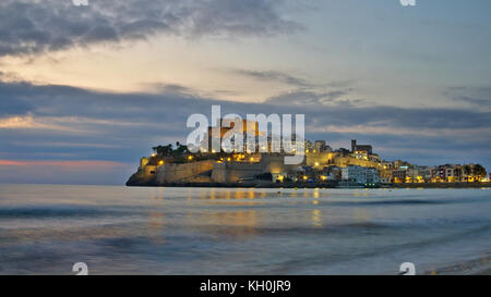 Peñiscola,Costa de Azahar,Comunità di Valencia Spagna.The vista preziosa di Peniscola vecchia alba e hius medeval castello Foto Stock