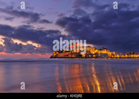 Peñiscola,Costa de Azahar,Comunità di Valencia Spagna.The vista preziosa di Peniscola vecchia alba e hius medeval castello Foto Stock