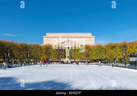 Pista di pattinaggio di fronte al National Archives Building, National Gallery Sculpture Garden, Washington DC, Stati Uniti d'America Foto Stock