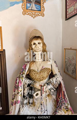 Un santuario della Madonna Bianca e offerte all'interno della Casa De la Santa Muerte o Casa del Santo dei morti 1 novembre 2017 a Santa Ana Chapitiro, Michoacan, Messico. Foto Stock