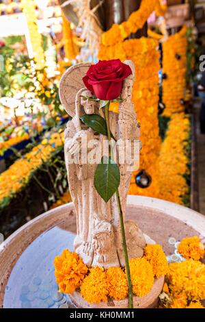 Un santuario e offerte all'interno della Casa De la Santa Muerte o Casa del Santo dei morti 1 novembre 2017 a Santa Ana Chapitiro, Michoacan, Messico. Foto Stock