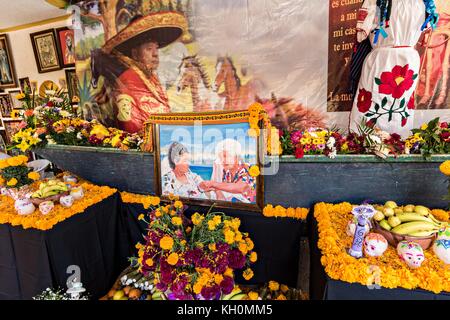 Un santuario e offerte all'interno della Casa De la Santa Muerte o Casa del Santo dei morti 1 novembre 2017 a Santa Ana Chapitiro, Michoacan, Messico. Foto Stock