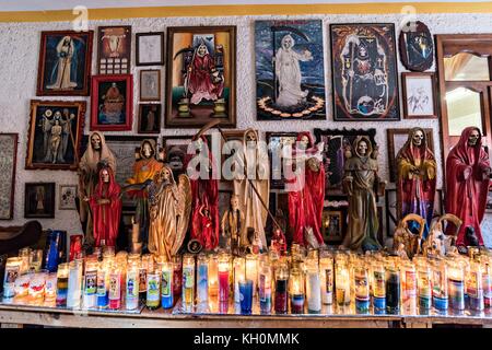 Un santuario e offerte all'interno della Casa De la Santa Muerte o Casa del Santo dei morti 1 novembre 2017 a Santa Ana Chapitiro, Michoacan, Messico. Foto Stock