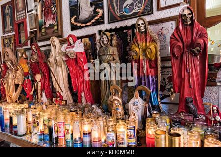 Un santuario e offerte all'interno della Casa De la Santa Muerte o Casa del Santo dei morti 1 novembre 2017 a Santa Ana Chapitiro, Michoacan, Messico. Foto Stock