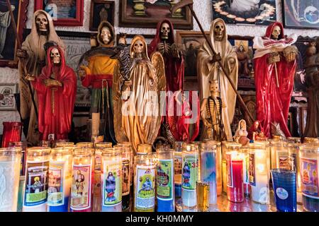 Un santuario e offerte all'interno della Casa De la Santa Muerte o Casa del Santo dei morti 1 novembre 2017 a Santa Ana Chapitiro, Michoacan, Messico. Foto Stock