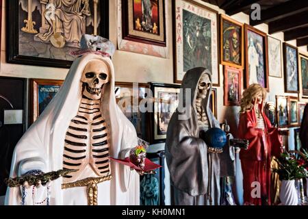 Un santuario e offerte all'interno della Casa De la Santa Muerte o Casa del Santo dei morti 1 novembre 2017 a Santa Ana Chapitiro, Michoacan, Messico. Foto Stock