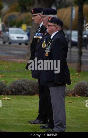 Torquay, Devon, Inghilterra, Regno Unito. Xi Nov, 2017. Il giorno dell'Armistizio 2017 presso il cenotafio in Torquay Credito: James Hodgson/Alamy Live News Foto Stock