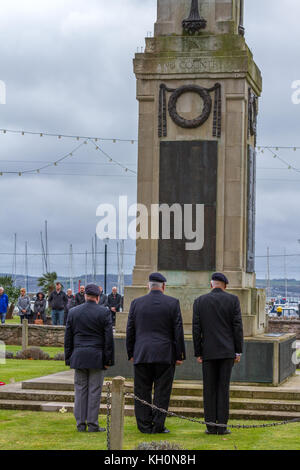 Torquay, Devon, Inghilterra, Regno Unito. Xi Nov, 2017. Il giorno dell'Armistizio 2017 presso il cenotafio in Torquay Credito: James Hodgson/Alamy Live News Foto Stock