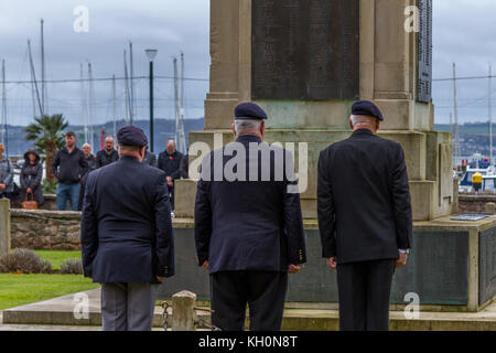 Torquay, Devon, Inghilterra, Regno Unito. Xi Nov, 2017. Il giorno dell'Armistizio 2017 presso il cenotafio in Torquay Credito: James Hodgson/Alamy Live News Foto Stock